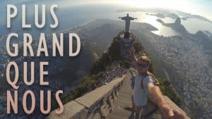 Photo d'un touriste devant le Christ Rédempteur à Rio